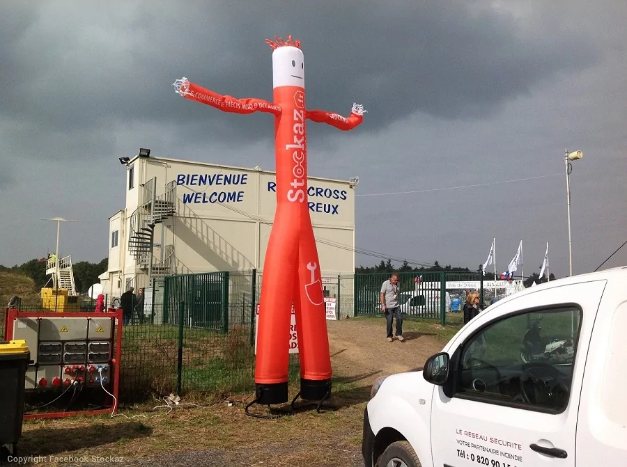 bonhomme gonflable qui danse stockaz skydancer 7m 2 jambes