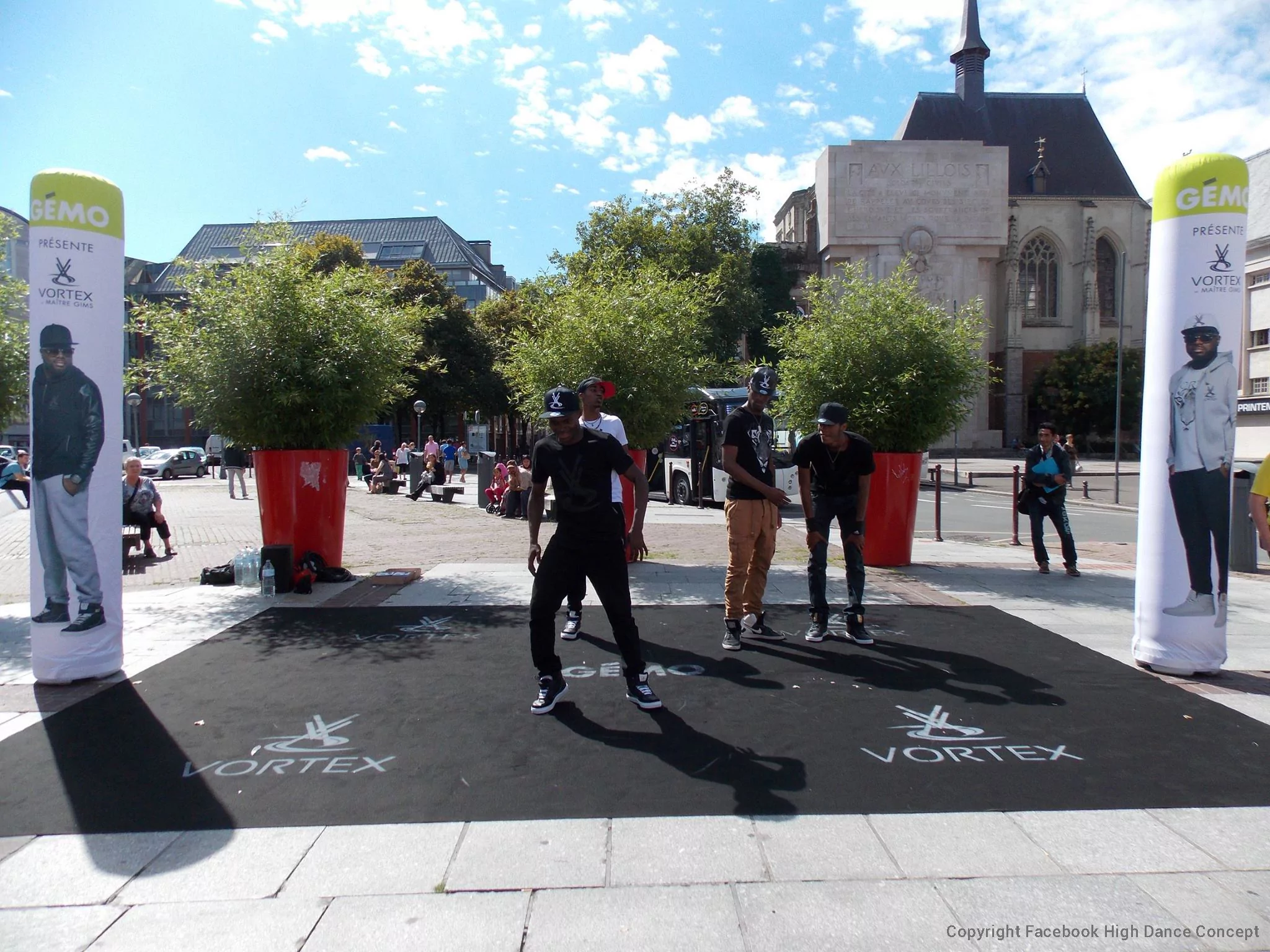 2 colonnes gonflables Gemo sur un flashmob à lille