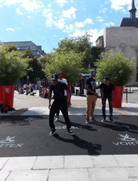 2 colonnes gonflables Gemo sur un flashmob à lille