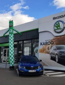 skydancer skoda devant concession automobile