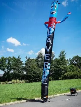 Un skydancer pour signaler l'ouverture d'une laverie