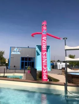 un skydancer comme outil de communication pour signaler des portes ouvertes d'un magasin piscines ibiza