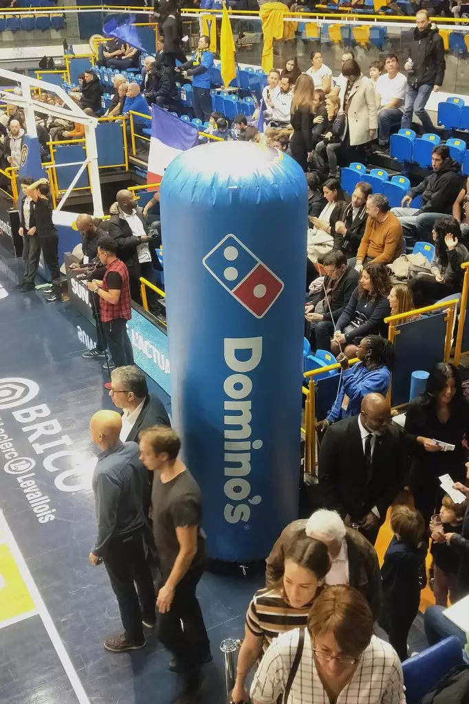 colonne gonflable publicitaire domino's