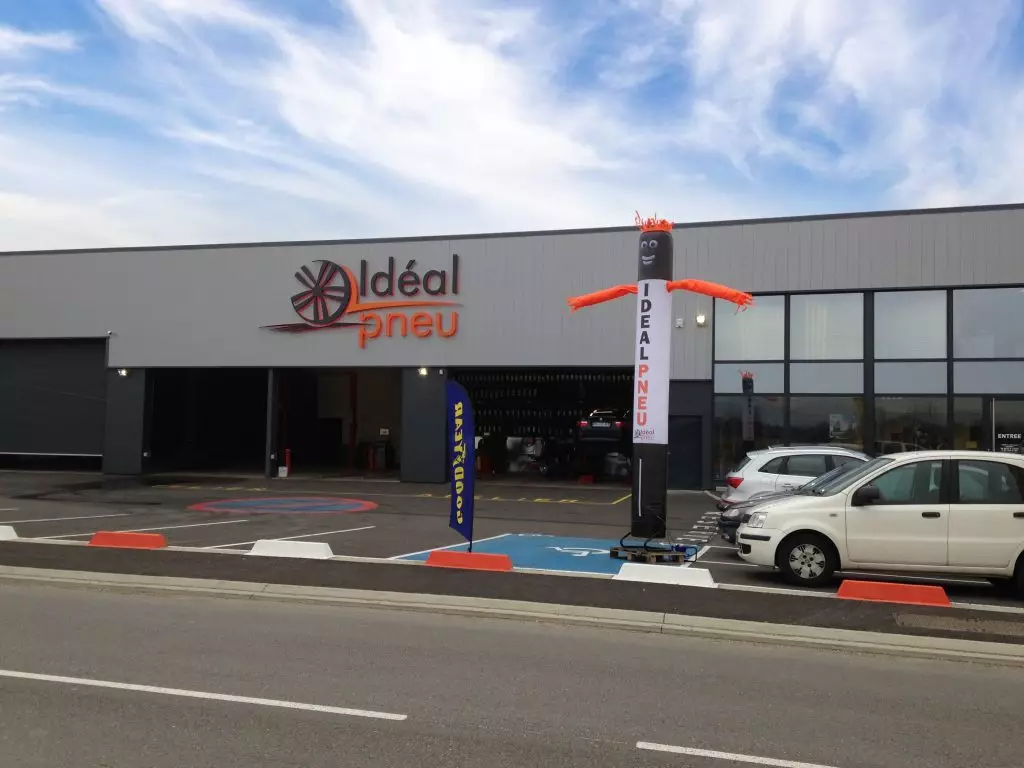 skydancer publicitaire devant garage IDEAL PNEU