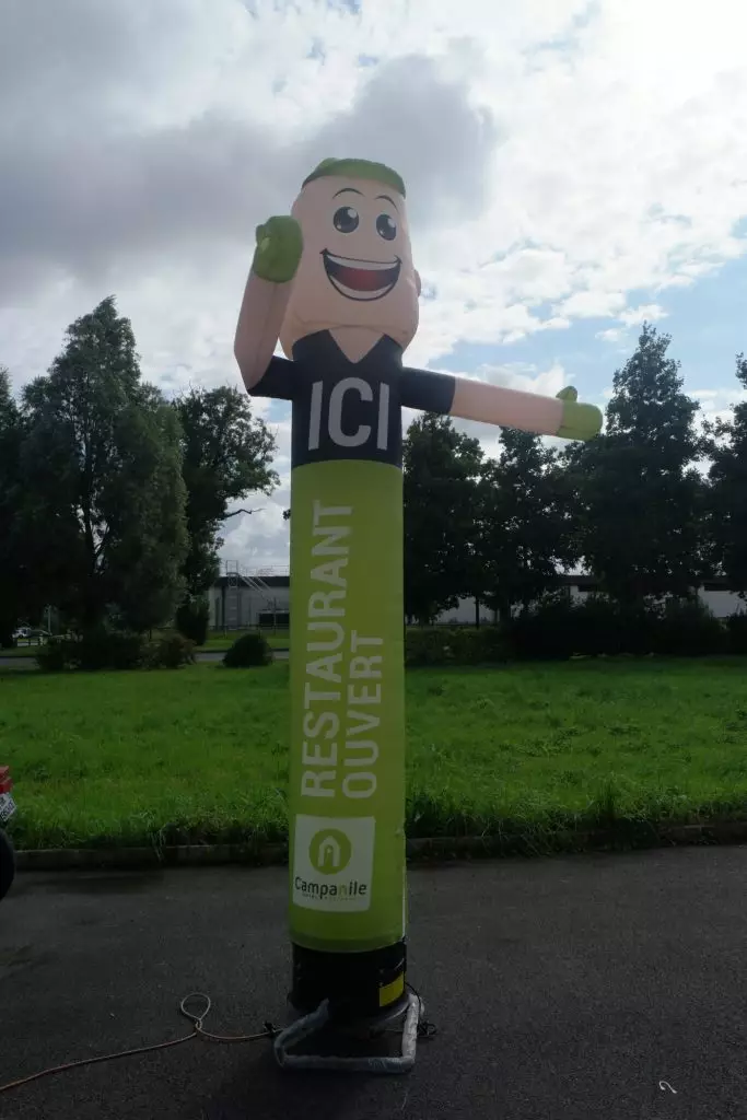 mascotte avec bras